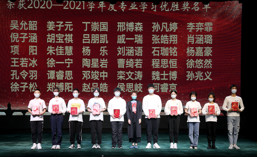 9. 副院长吴蕾与专业学习优胜奖获奖学生代表合影留念