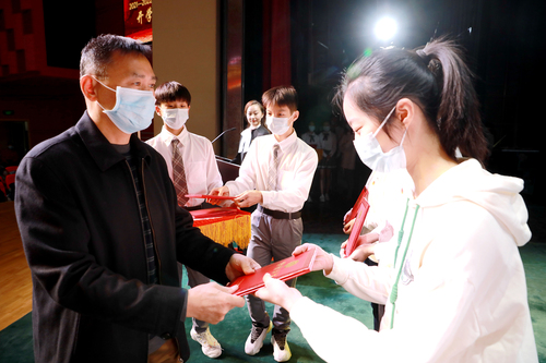 10. 党委副书记黄平为优秀团干部、优秀团员颁奖