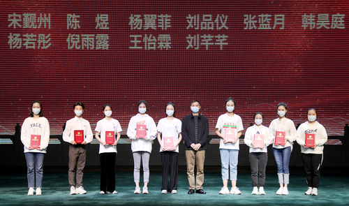 11. 党委副书记黄平与优秀团干部合影留念