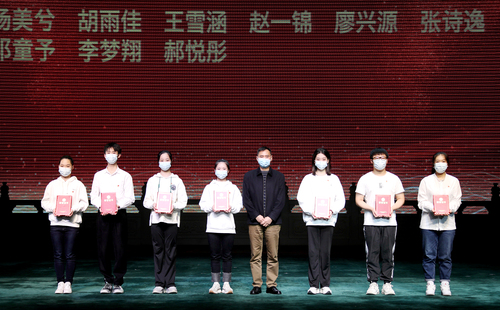 12. 党委副书记黄平与优秀团员合影留念