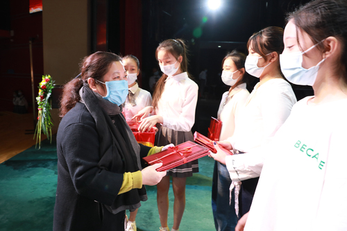 13. 院长黄珊珊为优秀学生干部、优秀学生获奖代表颁奖