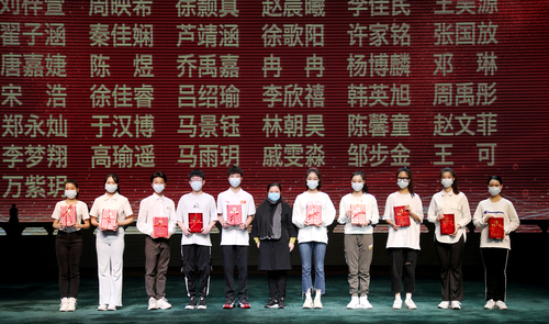 14. 院长黄珊珊与优秀学生干部获奖代表合影留念