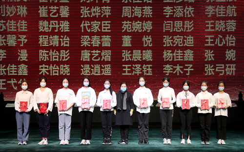 15. 院长黄珊珊与优秀学生获奖代表合影留念