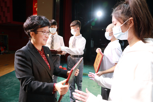 16. 党委书记毕兆炜为优秀班集体、先进团支部颁奖