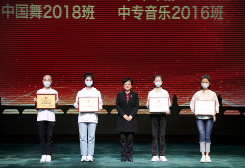 17. 党委书记毕兆炜与优秀班集体合影留念