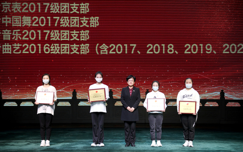 18. 党委书记毕兆炜与先进团支部合影留念