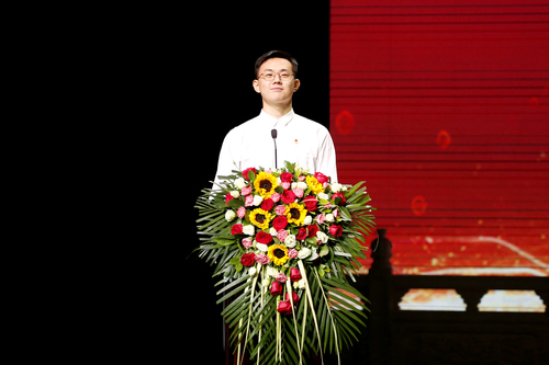 21. 获奖学生代表中专音乐2018班逯逍遥同学发言