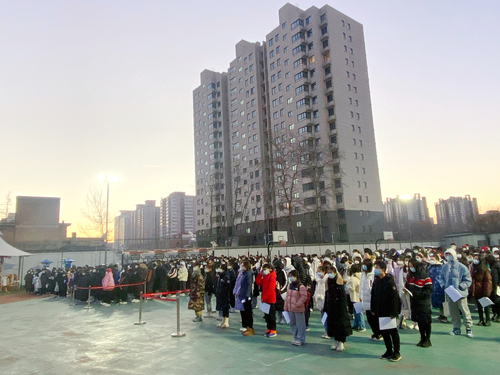 2. 中专学生参加升旗仪式