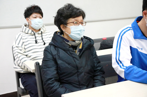 学院党委书记毕兆炜、法制办公室主任王静分别入班与同学们交流