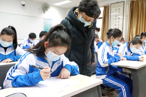 学院党委书记毕兆炜、法制办公室主任王静分别入班与同学们交流 (2)