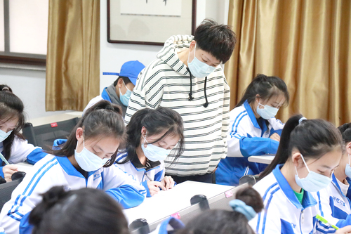 学院党委书记毕兆炜、法制办公室主任王静分别入班与同学们交流 (3)