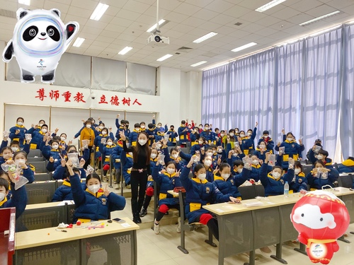 捏冰墩墩、雪容融