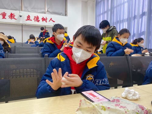 学生处老师和孩子们一起捏冰墩墩、雪容融