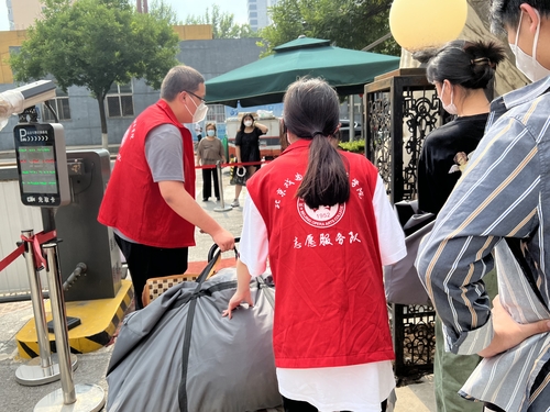 学生工作党支部老师和志愿者同学们为毕业生搬运行李2