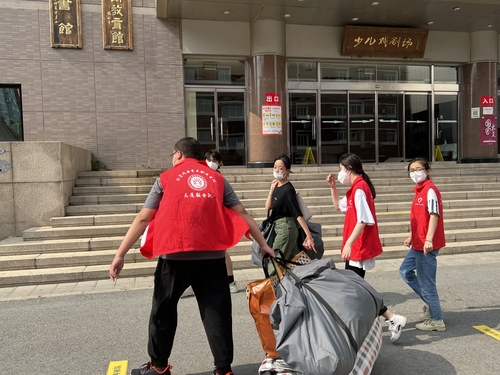 学生工作党支部老师和志愿者同学们为毕业生搬运行李3