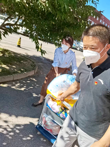 学生工作党支部党员教师协助入学返校4