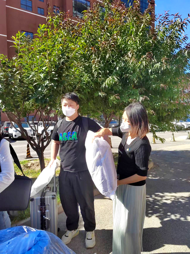 学生工作党支部党员教师协助入学返校5