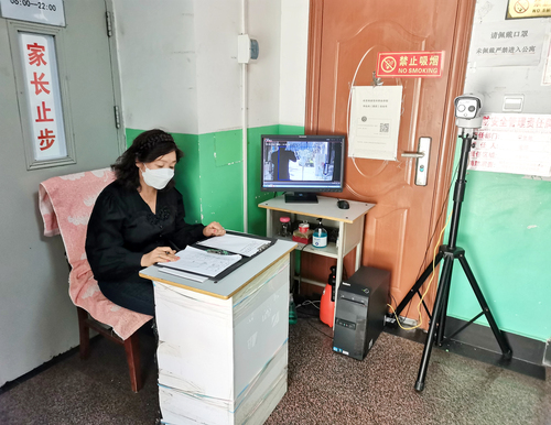 学生公寓老师做好入公寓前的体温测量