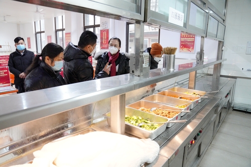 院领导带队全面检查食堂情况