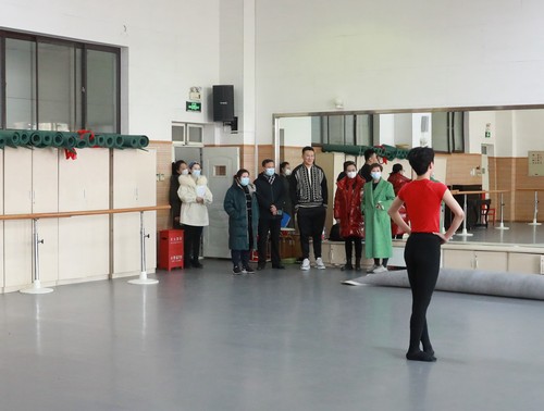 院领导巡查舞蹈系专业课堂