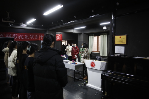 院领导巡查影视表演系专业课堂