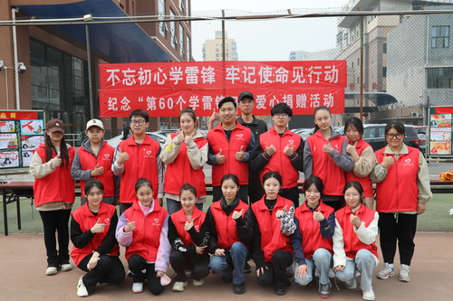 志愿者学生合影