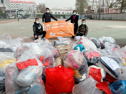 师生们捐赠的衣物