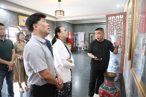 参观北京风雷京剧团