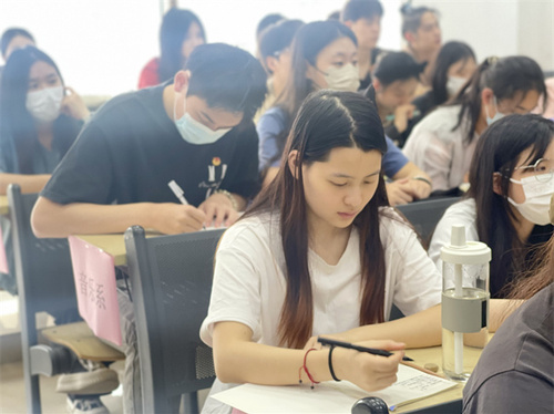 5团学骨干认真聆听