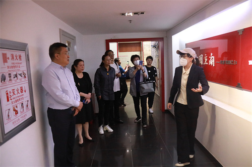 参观少儿戏剧场京剧展