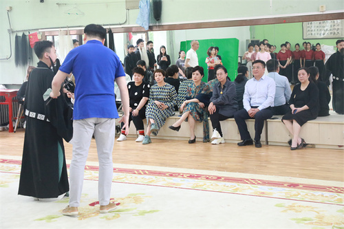参观戏曲楼并观摩京剧课堂教学