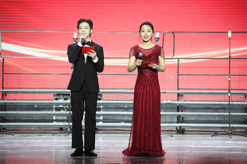 主持人：高职音乐2022班王坤、影视表演2021班张艾佳