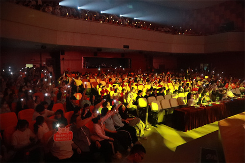 21-6、现场座无虚席、气氛热烈