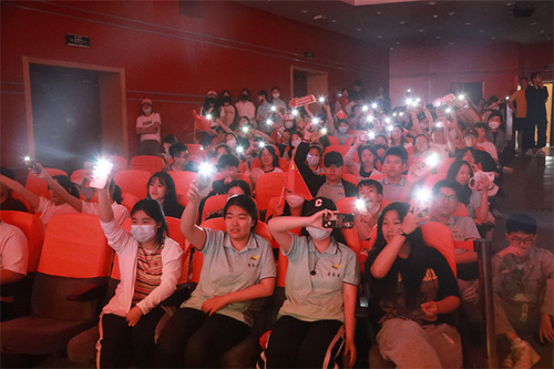 21-7、现场座无虚席、气氛热烈