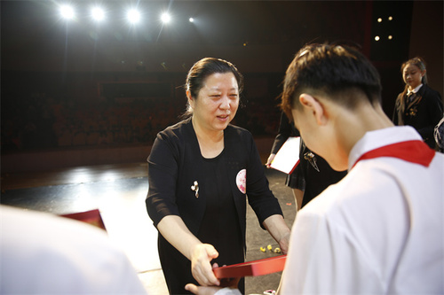 18-1、党委书记黄珊珊为获奖队伍代表颁发奖状