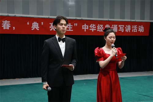 活动主持人 白彤（图左）、李木子（图右）