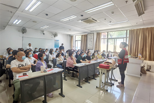 讲解示范心肺复苏