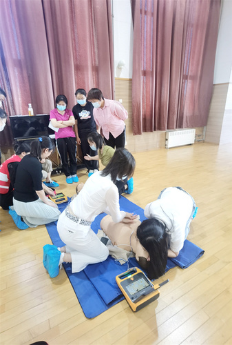 实操练习心肺复苏胸外按压