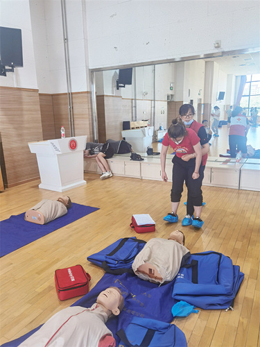 讲解示范解除气道异物梗阻的海姆立克手法