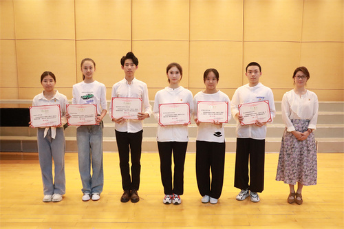 图4-1 学院团委副书记姚瑶老师为获奖节目颁发证书并合影