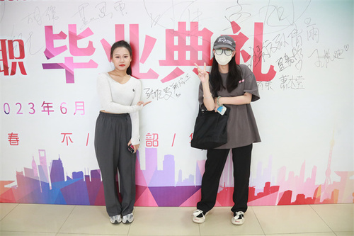 2、毕业生签名合影留念