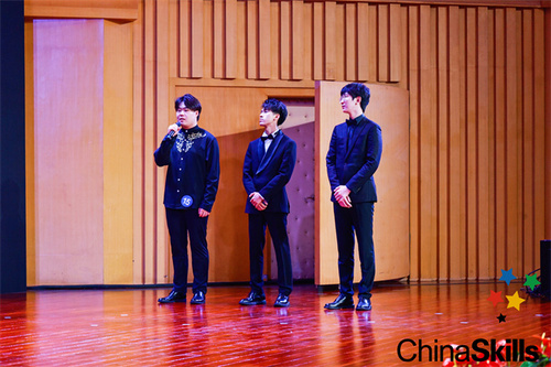 三位选手参加新谱视唱、艺术素养赛项