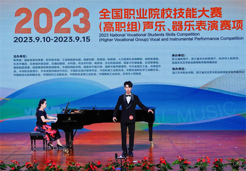 范睿康选手参加声乐演唱赛项