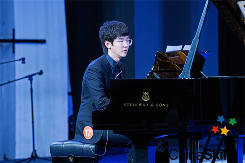 常宇昂选手参加键盘演奏赛项