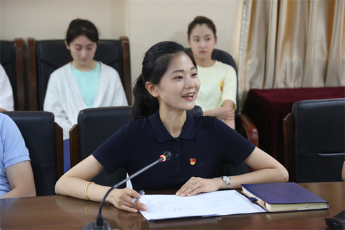 图2 团委书记（征兵站站长）唐晶晶老师主持
