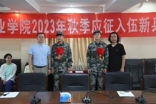 图5 学院教师为预定新兵佩戴光荣花