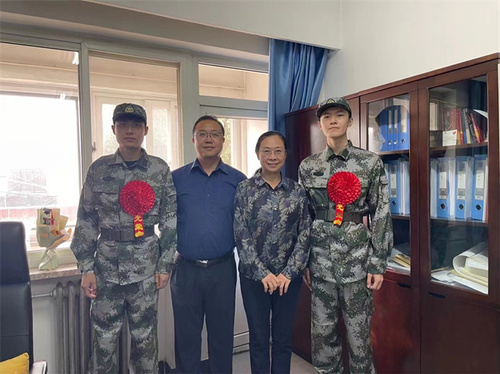 图8  学院院长秦艳、副院长焦振宇与两名预定新兵合影