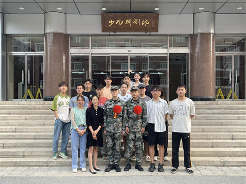 图9 师生与预定新兵合影