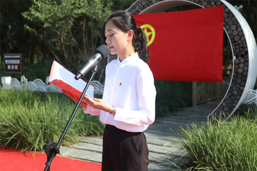 图2 ▲团委书记唐晶晶宣读我院新团员名单