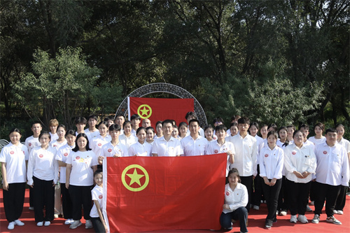 图6 ▲我校新团员活动合影留念